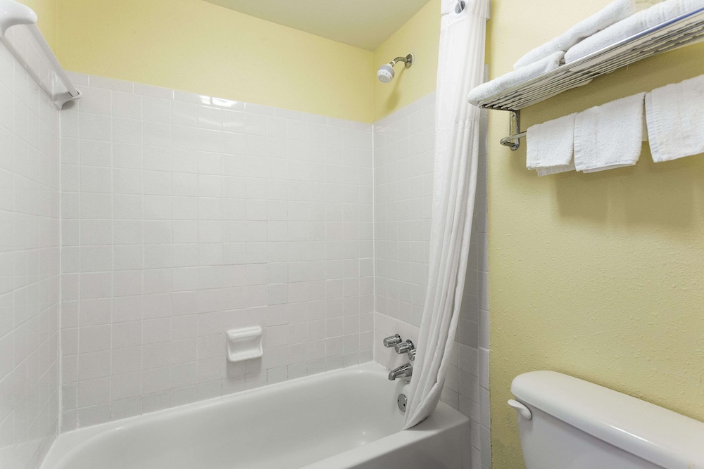 Days Inn by Wyndham Dickson - photo 12