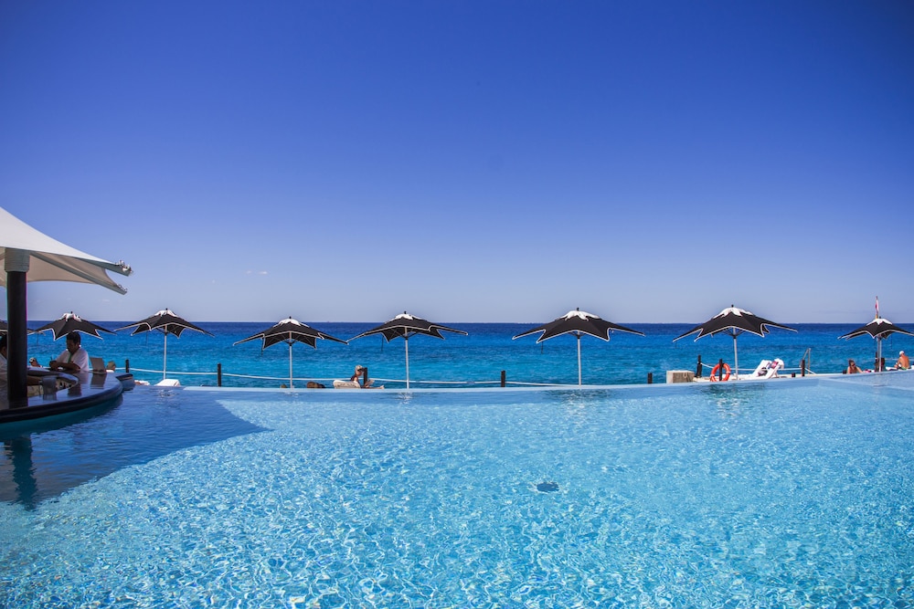 Infinity pool