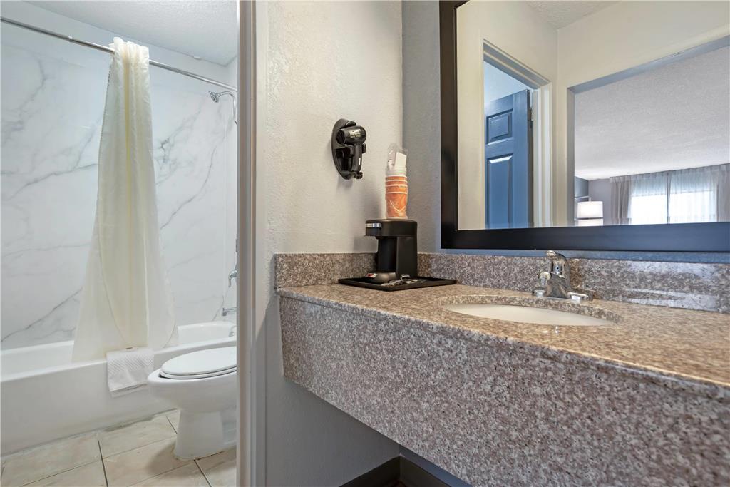 Quality Inn & Suites near Lake Eufaula - photo 12