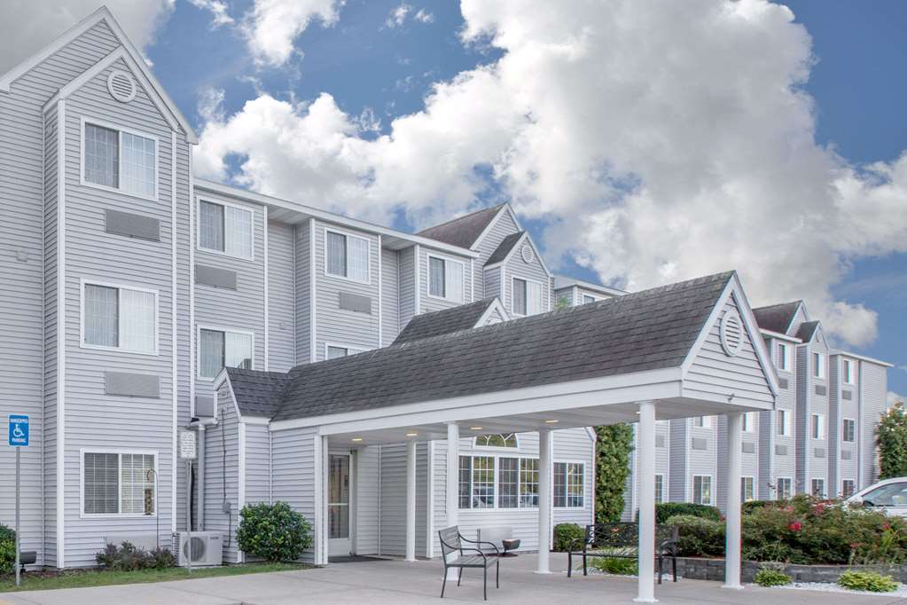 Microtel Inn & Suites by Wyndham Manistee — hotel in Manistee