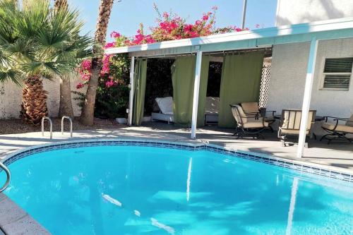 Spacious 5 Bedroom Retreat with Pool Minutes from the Las Vegas Strip