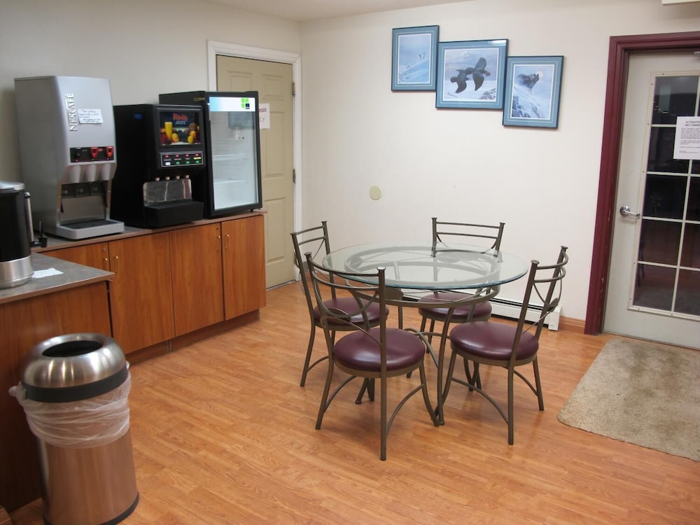Microtel Inn & Suites by Wyndham Eagle River Anchorage Area - photo 29