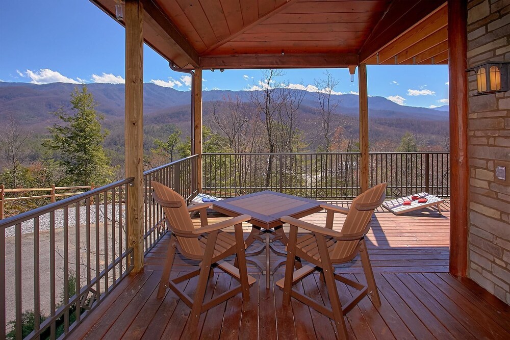 Views Hot Tub Outdoor Living — 4-Star Luxury Hotel in Gatlinburg, United States