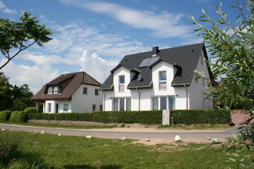 F 1037 Haus Neuendorf Kaminfeuer — 4-Star Luxury Hotel in Putbus, Germany