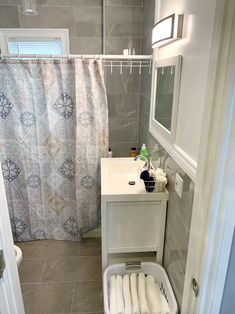 The Horseshoe Falls Villa 6BR Free Parking Minutes From Falls & Casino - photo 24