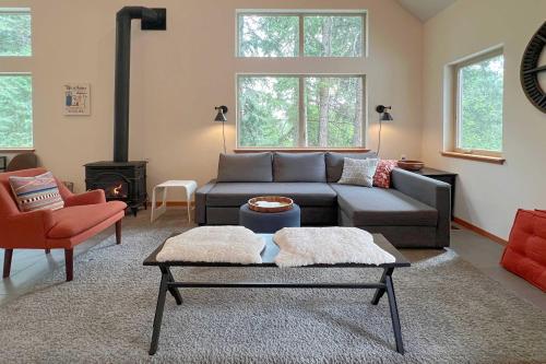 Modern Beaver Valley Cabin with Hot Tub and Games — 4-Star Luxury Hotel in Leavenworth, United States