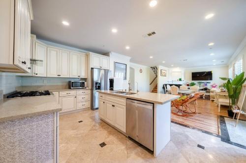40 ppl 2 houses 13 Bedrooms btw Disney Hollywd — hotel in Monterey Park