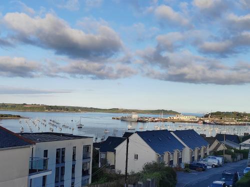 Modern open plan house sea views and hot tub — 4-Star Luxury Hotel in Falmouth, United Kingdom