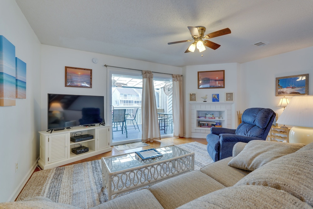 Cape San Blas Townhome with Beach Essentials — 4-Star Luxury Hotel in Port Saint Joe, United States