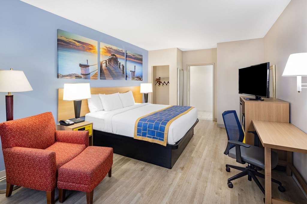 Days Inn & Suites by Wyndham Savannah Midtown - photo 15