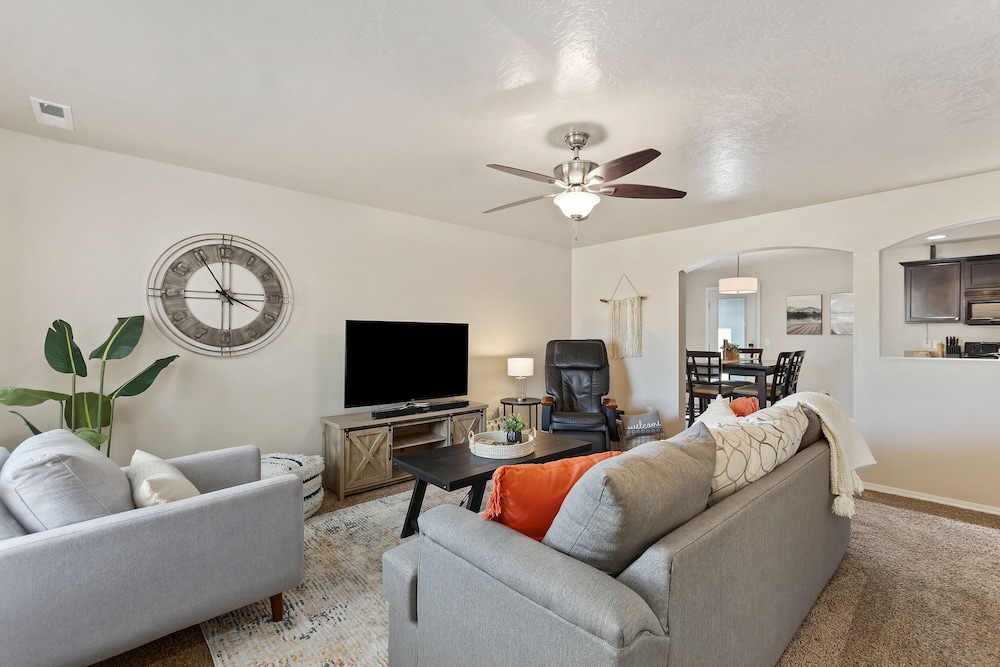 Pet Friendly Stay Sleeps 9 Pool Workspace — 4-Star Luxury Hotel in Meridian, United States