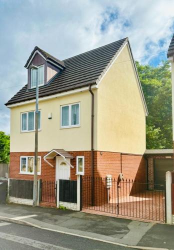 3 Bedroom Guest House in Dudley — 4-Star Luxury Hotel in Dudley, United Kingdom