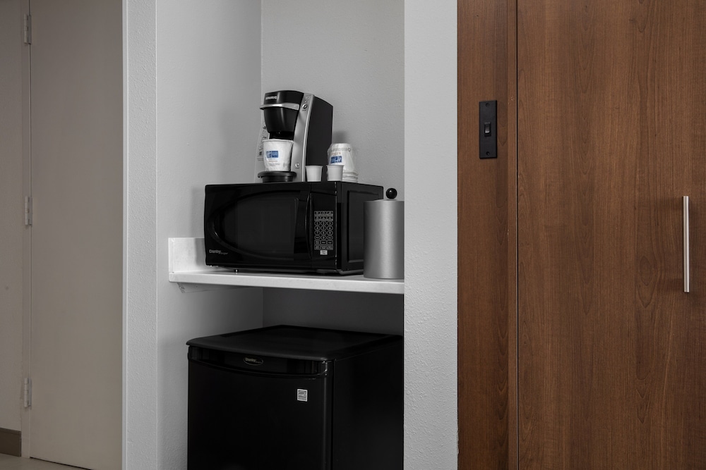 Holiday Inn Express Charleston Civic Center by IHG - photo 10