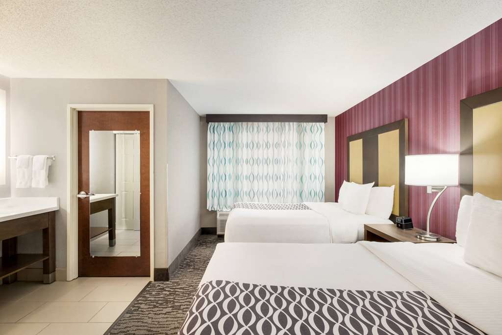 La Quinta Inn & Suites by Wyndham Newark Elkton - photo 26