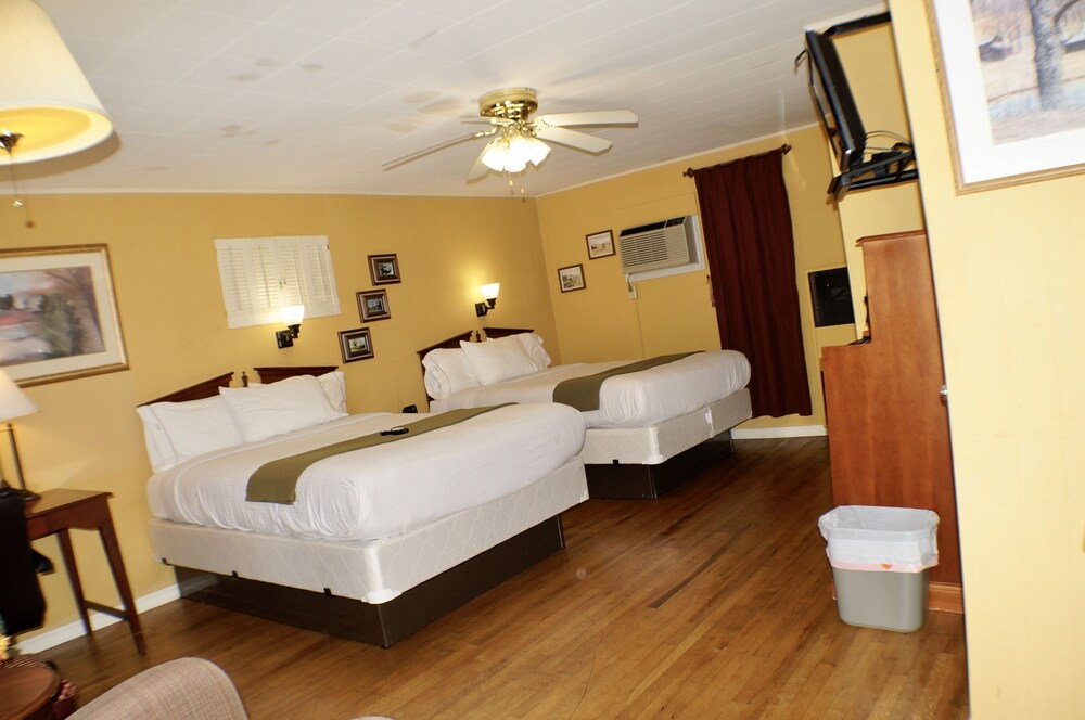 CedarWood Inn - photo 39