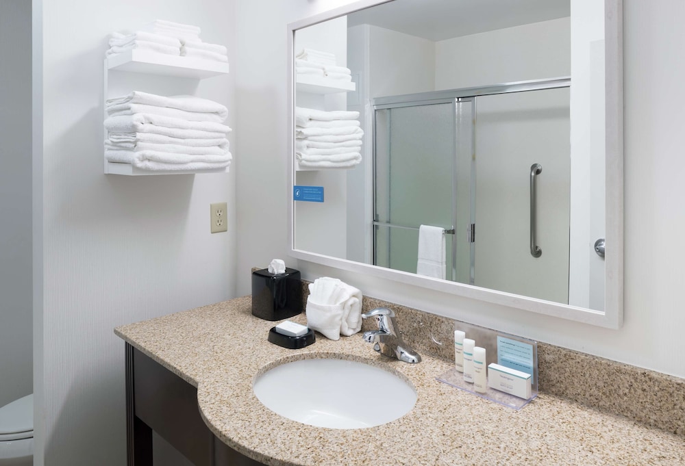 Hampton Inn & Suites Rochester North - photo 28