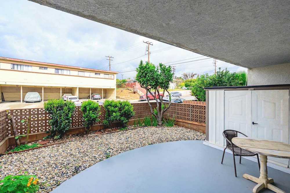 Modern Cozy Retreat Stylish Stay With Patio & Parking — 4-Star Luxury Hotel in Monterey Park, United States