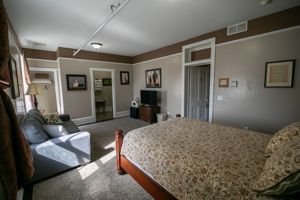 Nauvoo Temple House Hotel - photo 13
