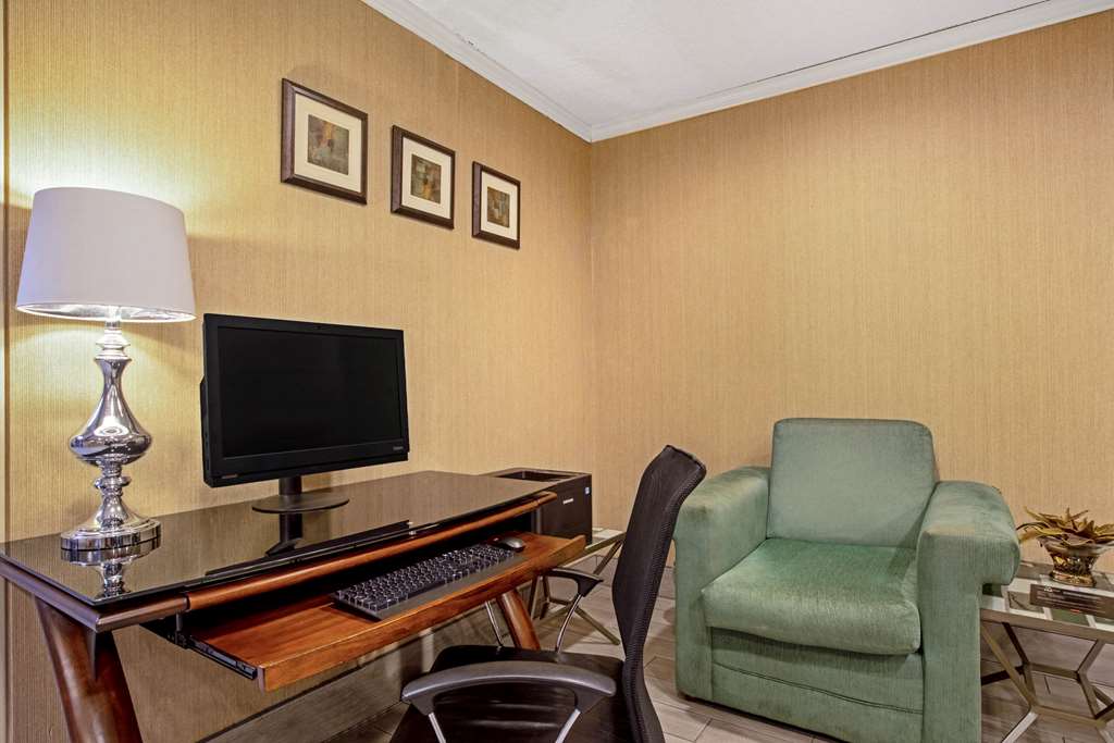 La Quinta Inn & Suites by Wyndham Des Moines West Clive - photo 90