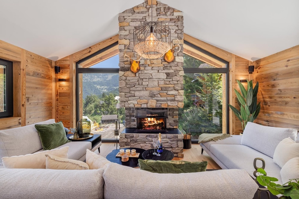 Chalet Le Reve Cinema Room Jacuzzi — 4-Star Luxury Hotel in Riddes, Switzerland