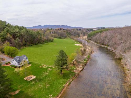 Riverbank Retreat in Jefferson, United States