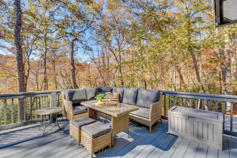 Burton On The Rocks Lake Retreat With Hot Tub — Clayton