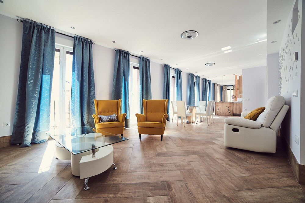Apartamentos Turísticos Toledo — 4-Star Luxury Hotel in Toledo, Spain