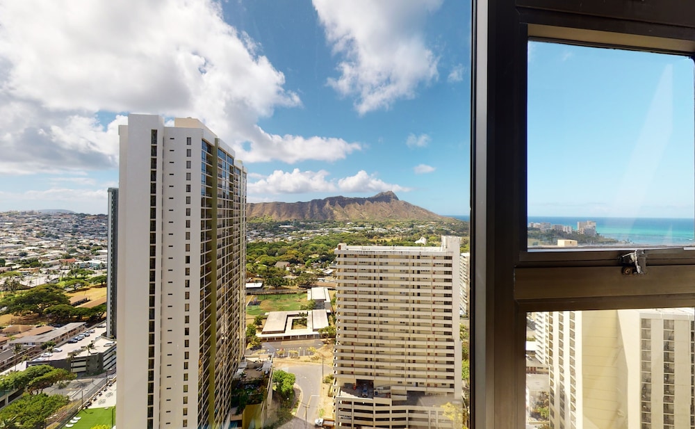 Sleek & Modern 32nd Floor Condo at the Waikiki Banyan Free parking by Koko Resort Vacation Rentals - photo 41