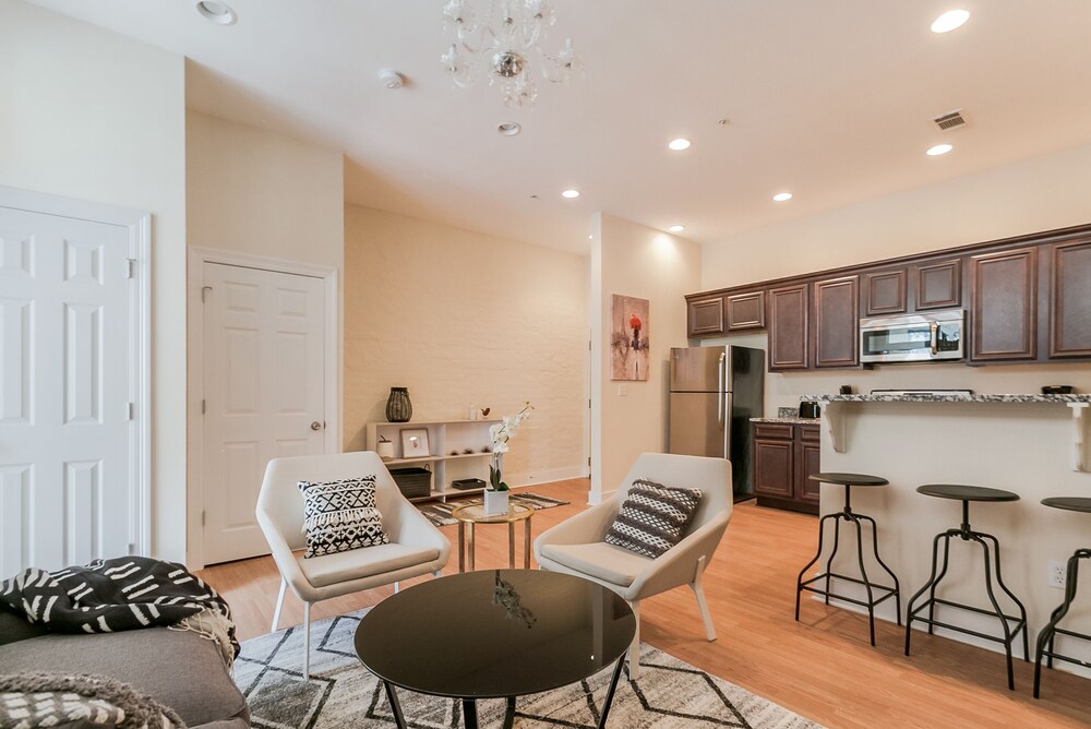 Hip 2BR in Arts Warehouse District - photo 3