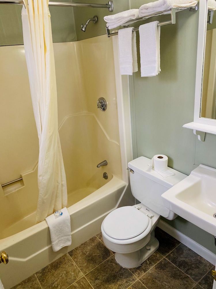 Travelodge by Wyndham Lincoln Near White Mountain - photo 17