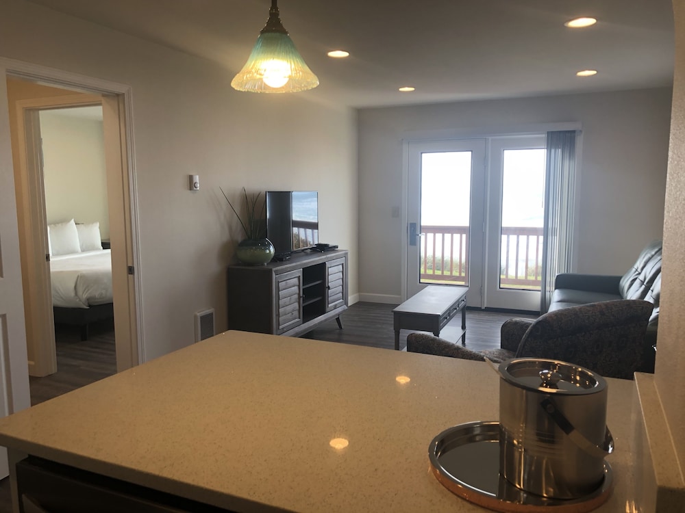Sailor Jack's Oceanfront Inn - photo 36