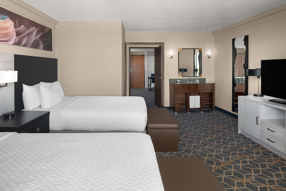 Embassy Suites by Hilton Phoenix Biltmore - photo 10