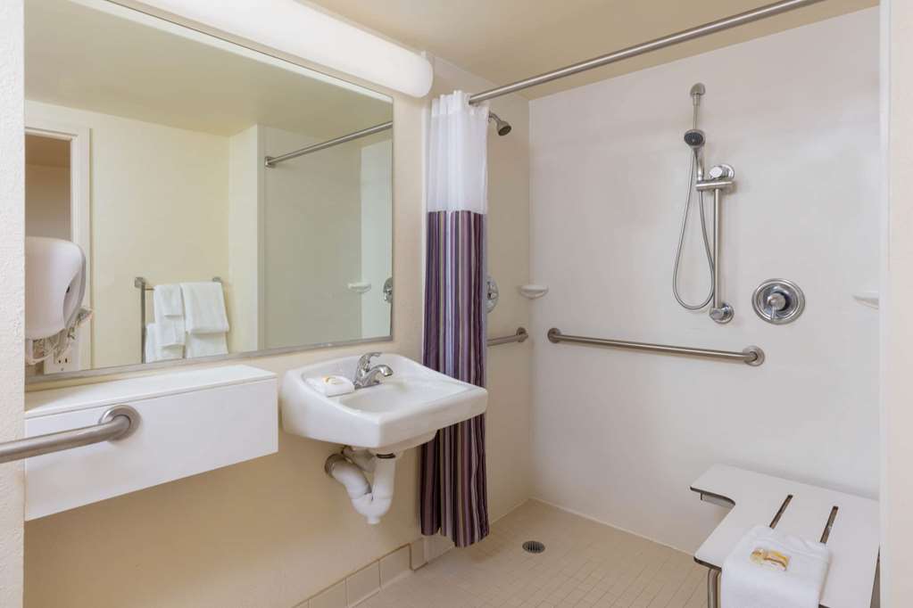 La Quinta Inn & Suites by Wyndham Garden City - photo 24