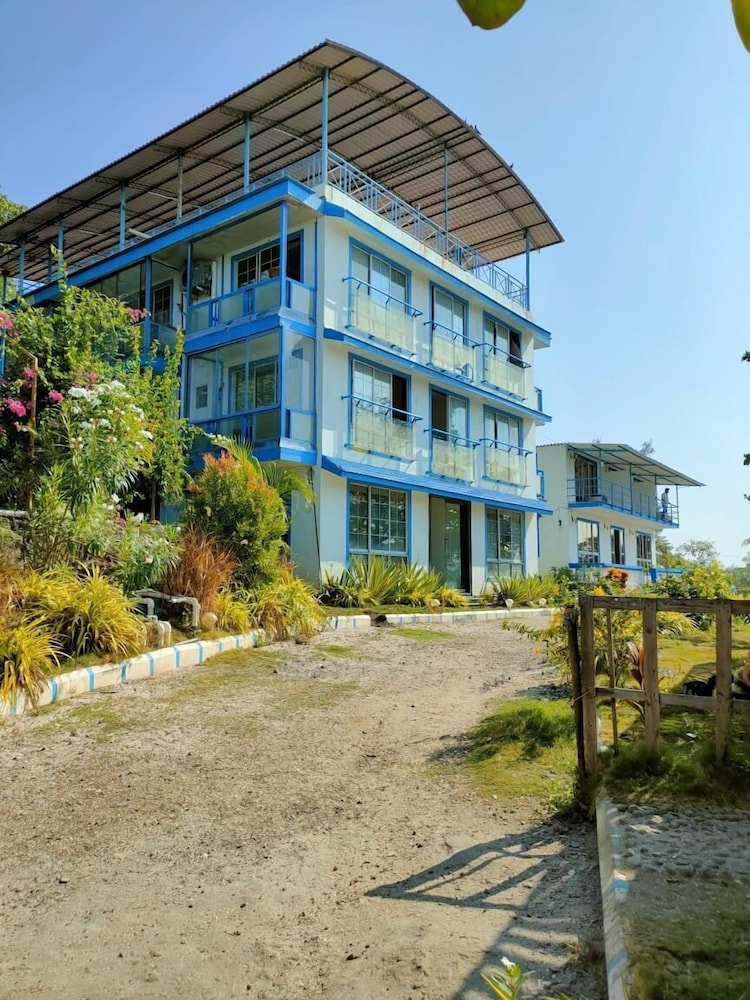 Sea Breeze Beach Resort — hotel in Murud
