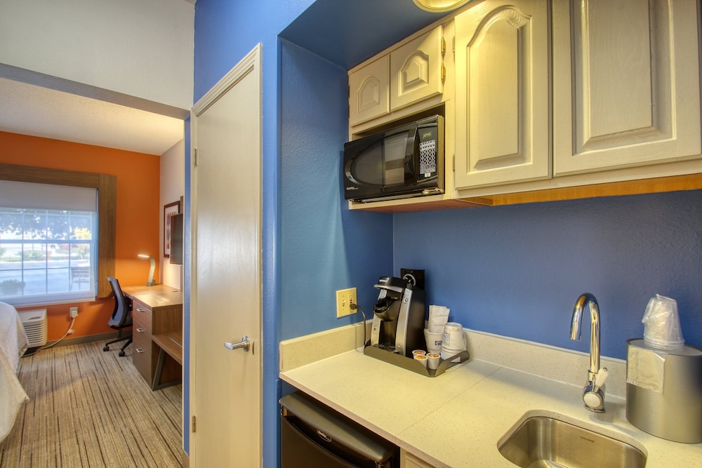 Holiday Inn Express Hotel & Suites Oshkosh by IHG - photo 27