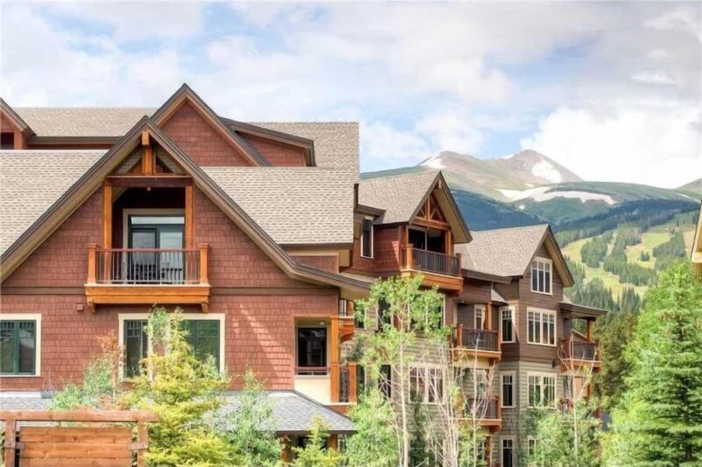 Luxury 4 Bedroom Penthouse Rental off Main Street Within Walking Distance to Peak 9 — 4-Star Luxury Hotel in Breckenridge, United States
