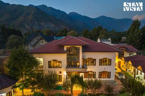 StayVista at Wooden Arches with Lawn Jacuzzi & BBQ in Srinagar, India