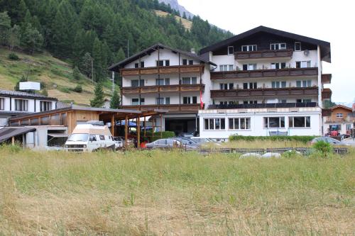 Holiday Touring - last minute hotel in Unknown City