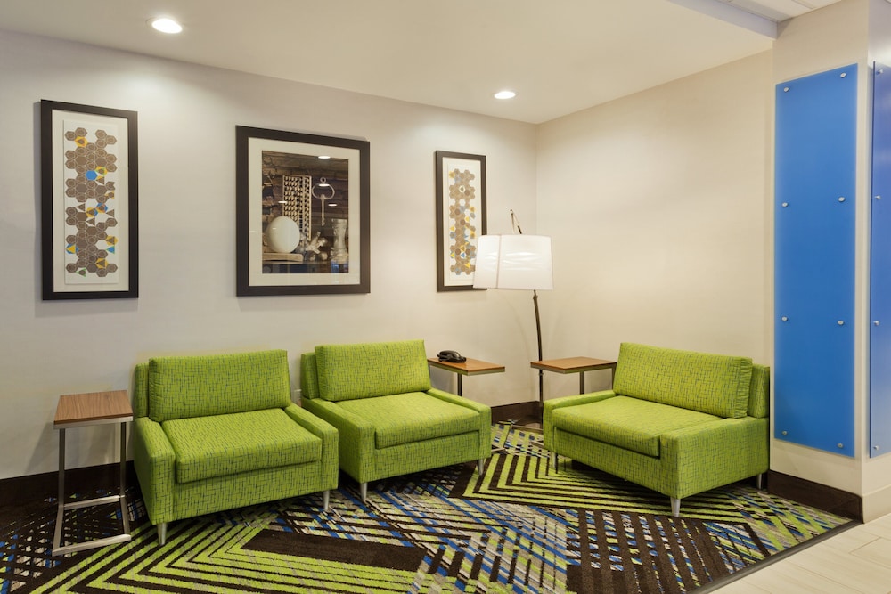 Holiday Inn Express & Suites Fayetteville by IHG - photo 41