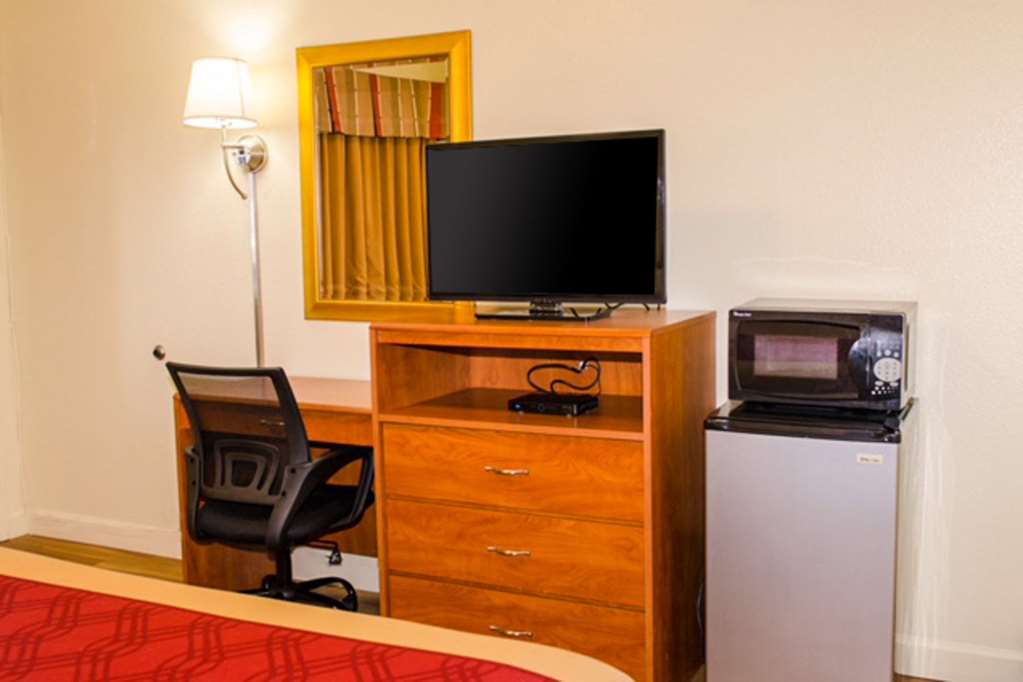 Econo Lodge Albuquerque East - photo 14