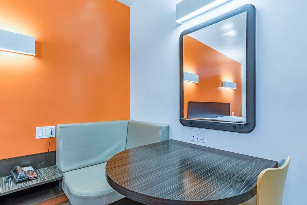 Motel 6 - photo 7