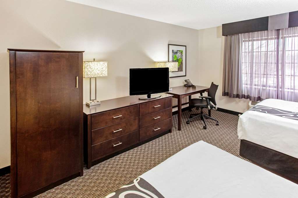 La Quinta Inn & Suites by Wyndham Milwaukee Delafield - photo 16