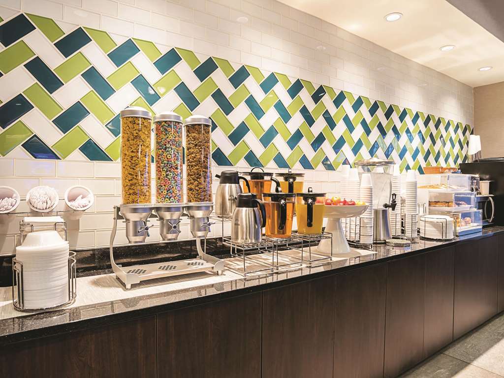 La Quinta Inn & Suites by Wyndham Phoenix Chandler - photo 40