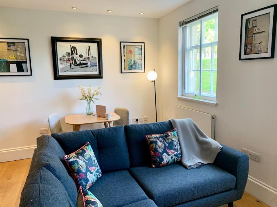 Elegant Period Apartment for 3 Free Parking Central