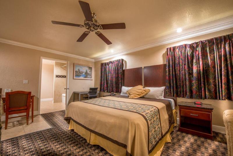 Edgewater Inn Reedley - photo 10