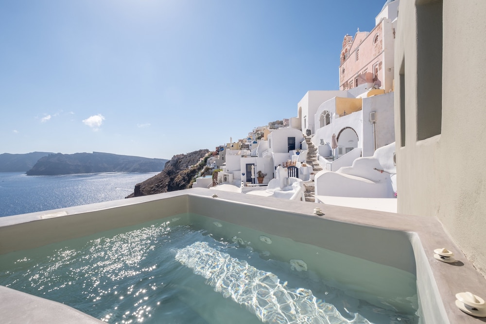 SantorOia Luxury Suites — 4-Star Luxury Hotel in Oia, Greece