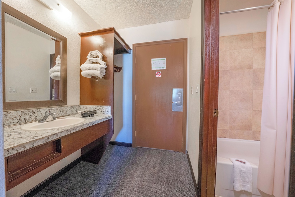 Unicorn Inn by OYO Portland - photo 42