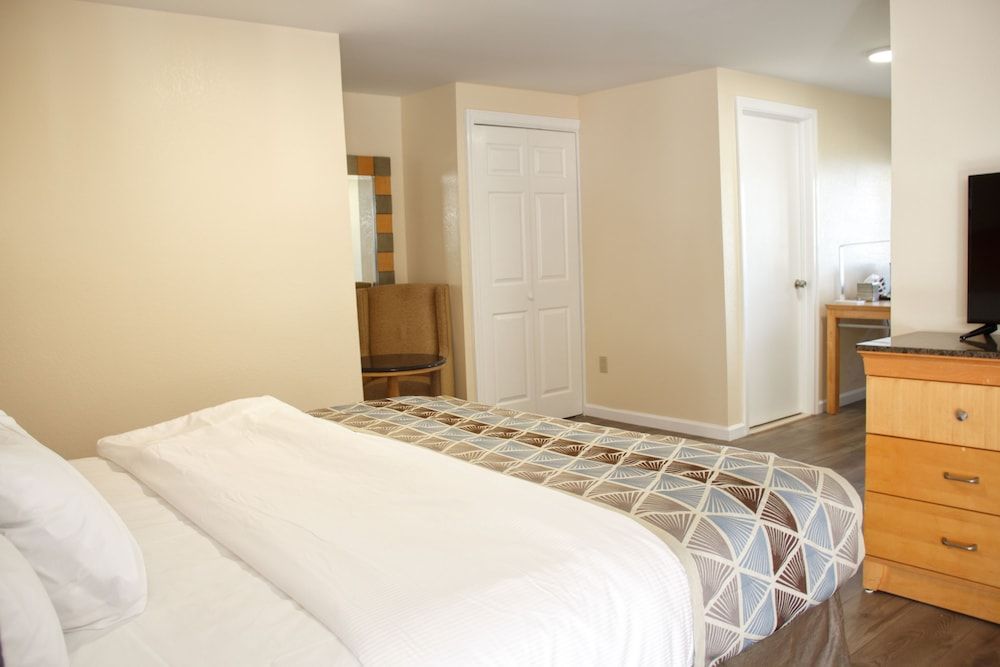 Mount Royal Inn - photo 18