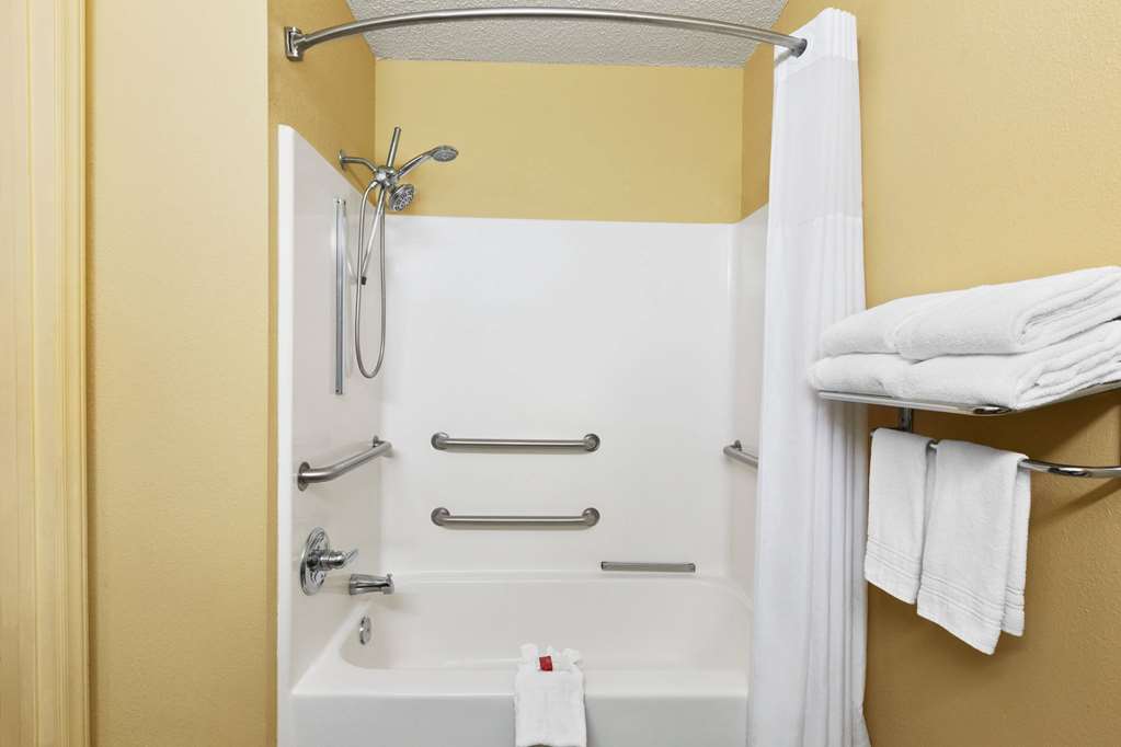 Microtel Inn & Suites by Wyndham Thomasville High Point Lexi - photo 23