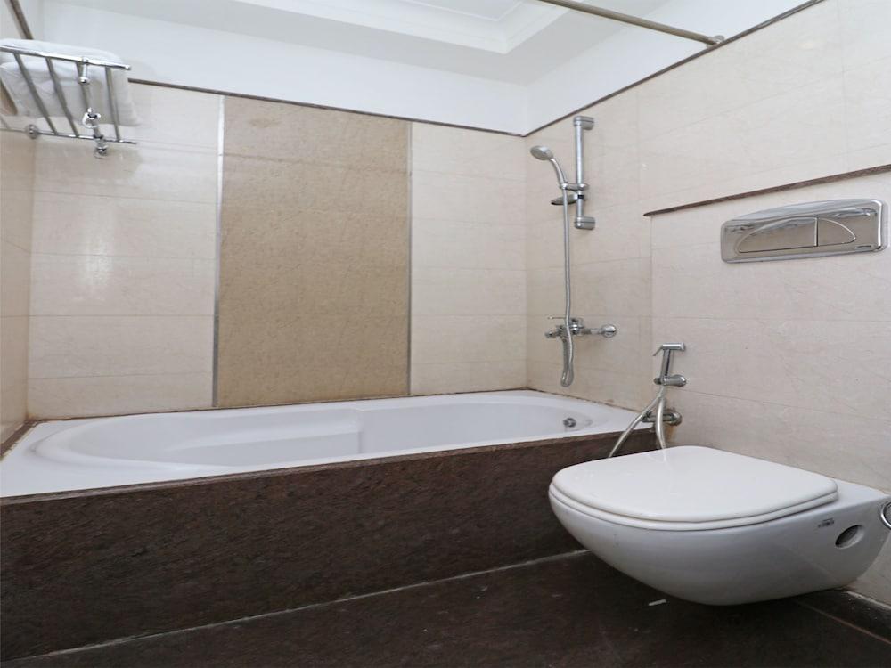 FabHotel Broadway Inn Nehru Place